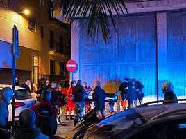 Sanitarios evacuan a la víctima del apuñalamiento.