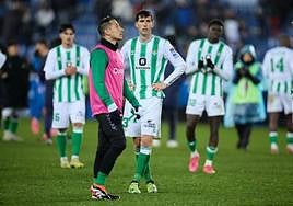 Los futbolistas del Betis, tras la eliminación en Copa del pasado sábado.