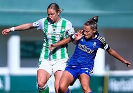 Naima pugna por un balón dividido.