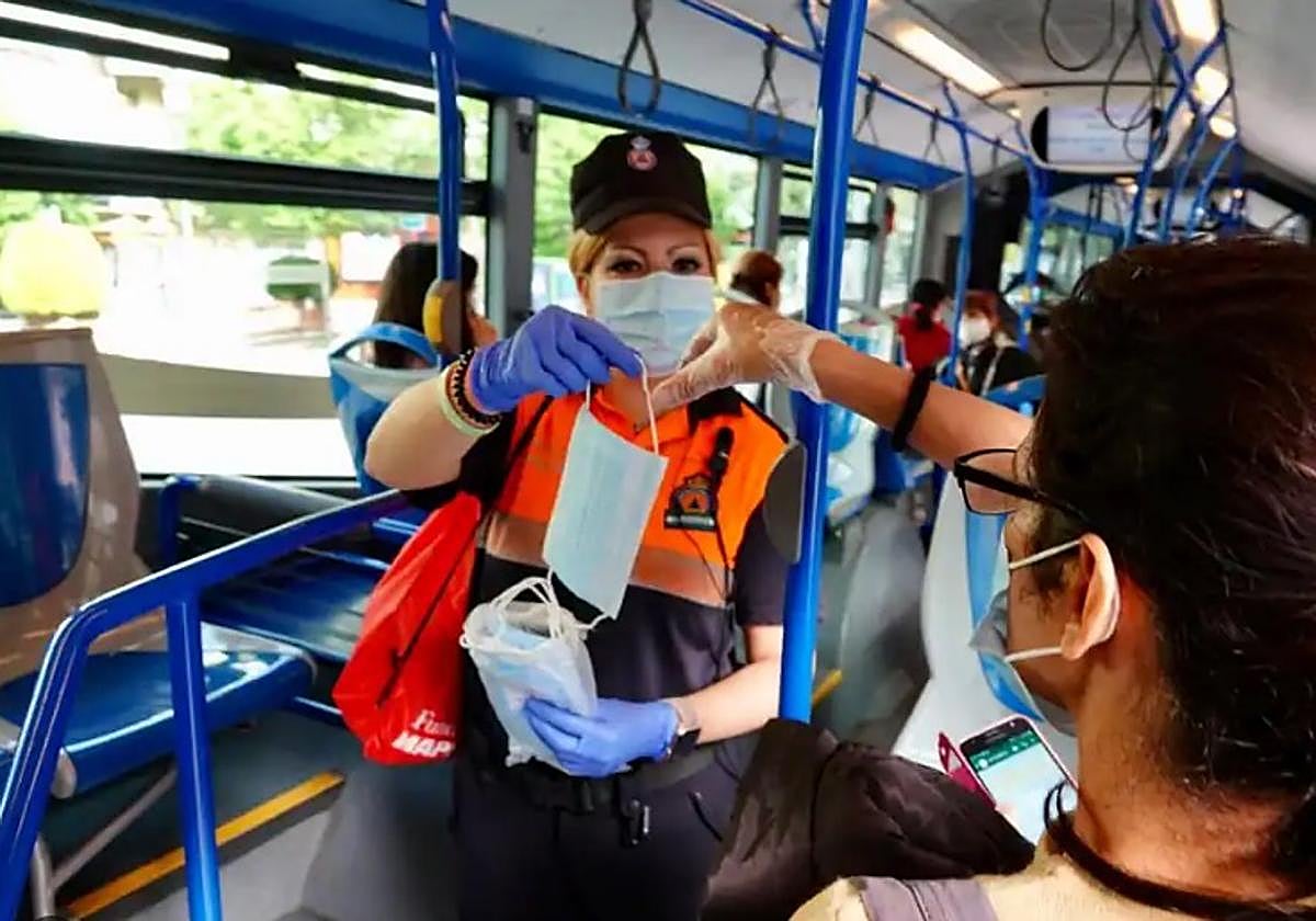 Mascarillas en buses de Granada.