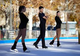 Adrián Jiménez, en el centro, junto a otras dos patinadoras.