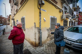 Dos vecinos charlan en la esquina de la calle Covadonga, en Santa Adela.
