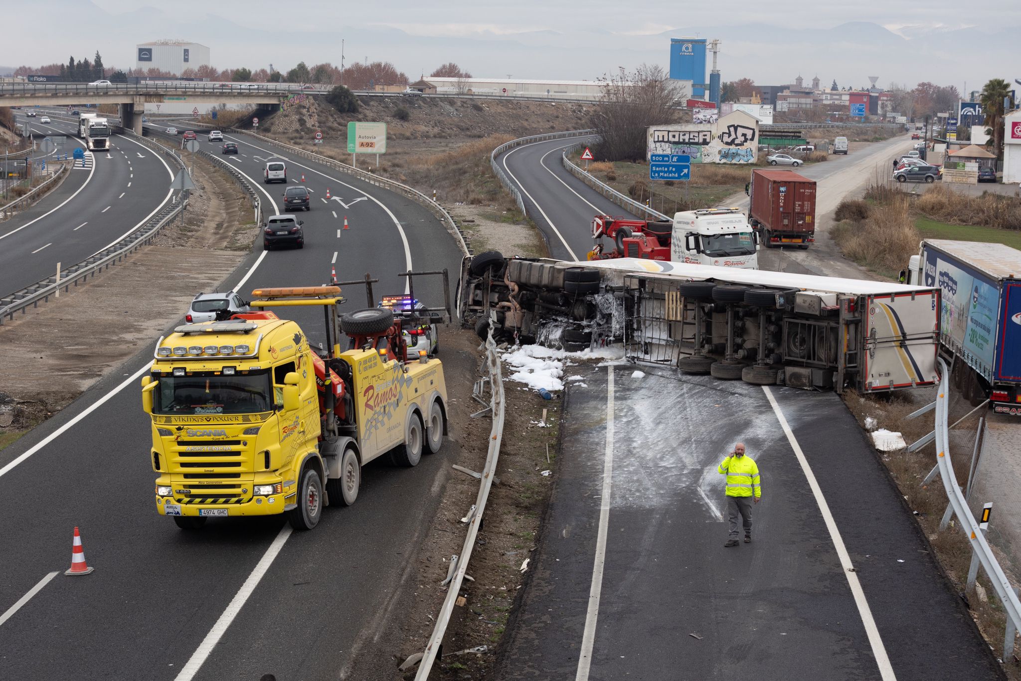 Las imágenes del espectacular accidente de un camión en Granada
