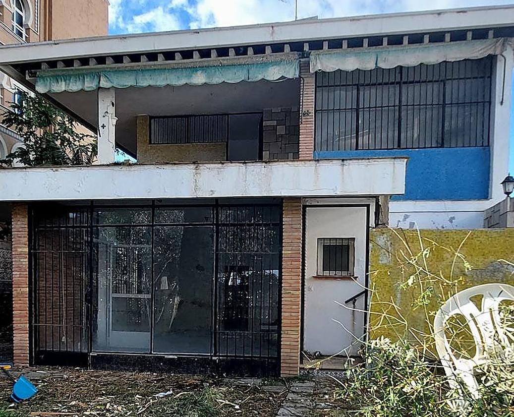 Imagen principal - La sociedad del hotel Casablanca derriba una antigua villa en la calle Bikini de Almuñécar