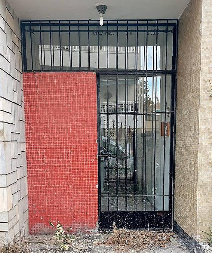 Imagen secundaria 2 - La sociedad del hotel Casablanca derriba una antigua villa en la calle Bikini de Almuñécar