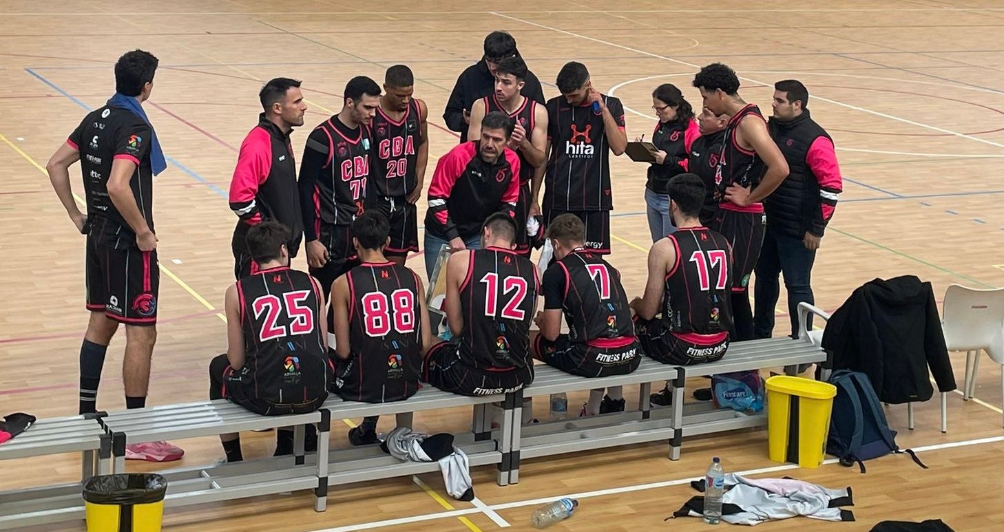 Nico Megías da instrucciones en un tiempo muerto del Plásticos Hita Armilla.