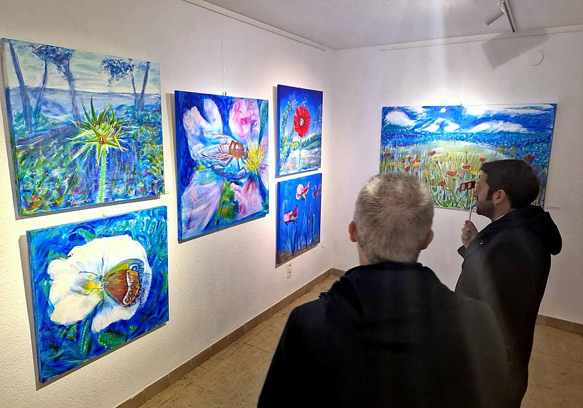 Imagen principal - Arriba, dos visitantes contemplan la exposición, uno de ellos provisto de unas gafas 3D para descubrir los secretos que esconde la pintura a la vista humana. Abajo, detalle de dos de las obras que se exhiben. 