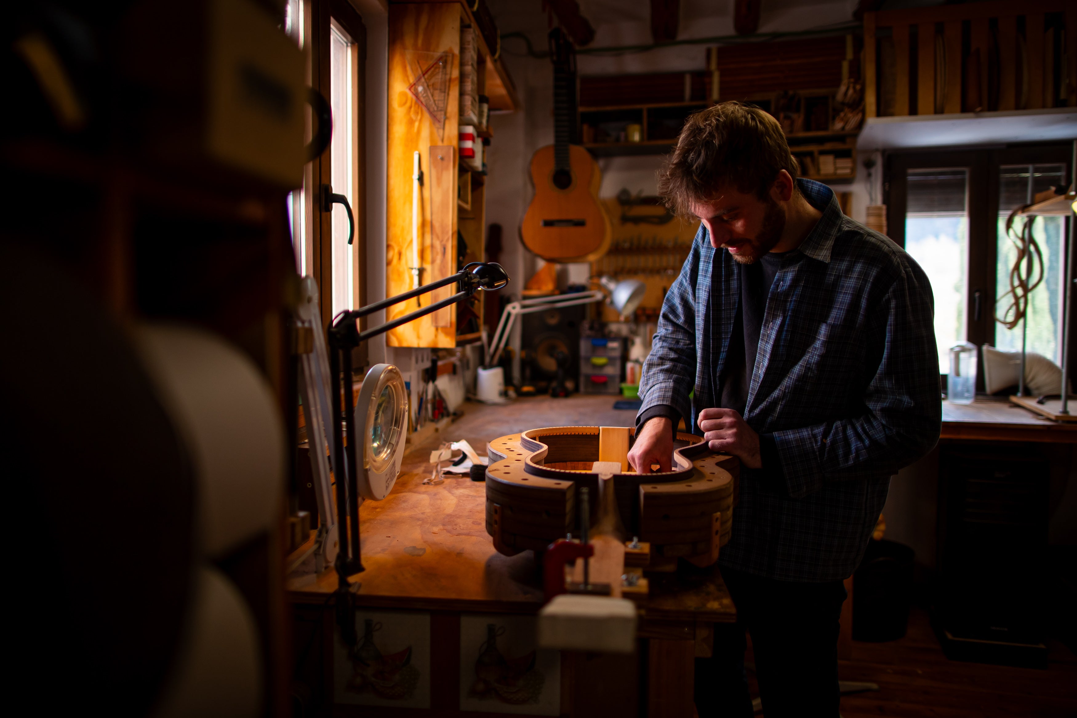 El lutier construyendo una guitarra.