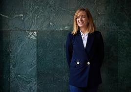 Berta Linares posa en la fachada del Ayuntamiento.