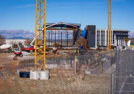 Cimientos de los edificios auxiliares en la parcela del acelerador, con el edificio UGR-Dones en construcción al fondo.