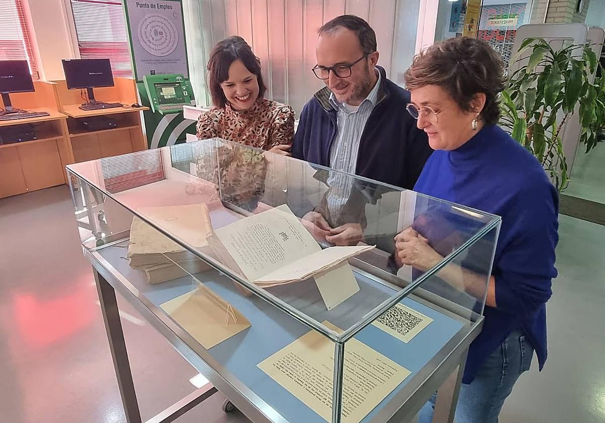 El delegado José Ayala contempla las dos ediciones del Índice de Libros Prohibidos de la Inquisición.