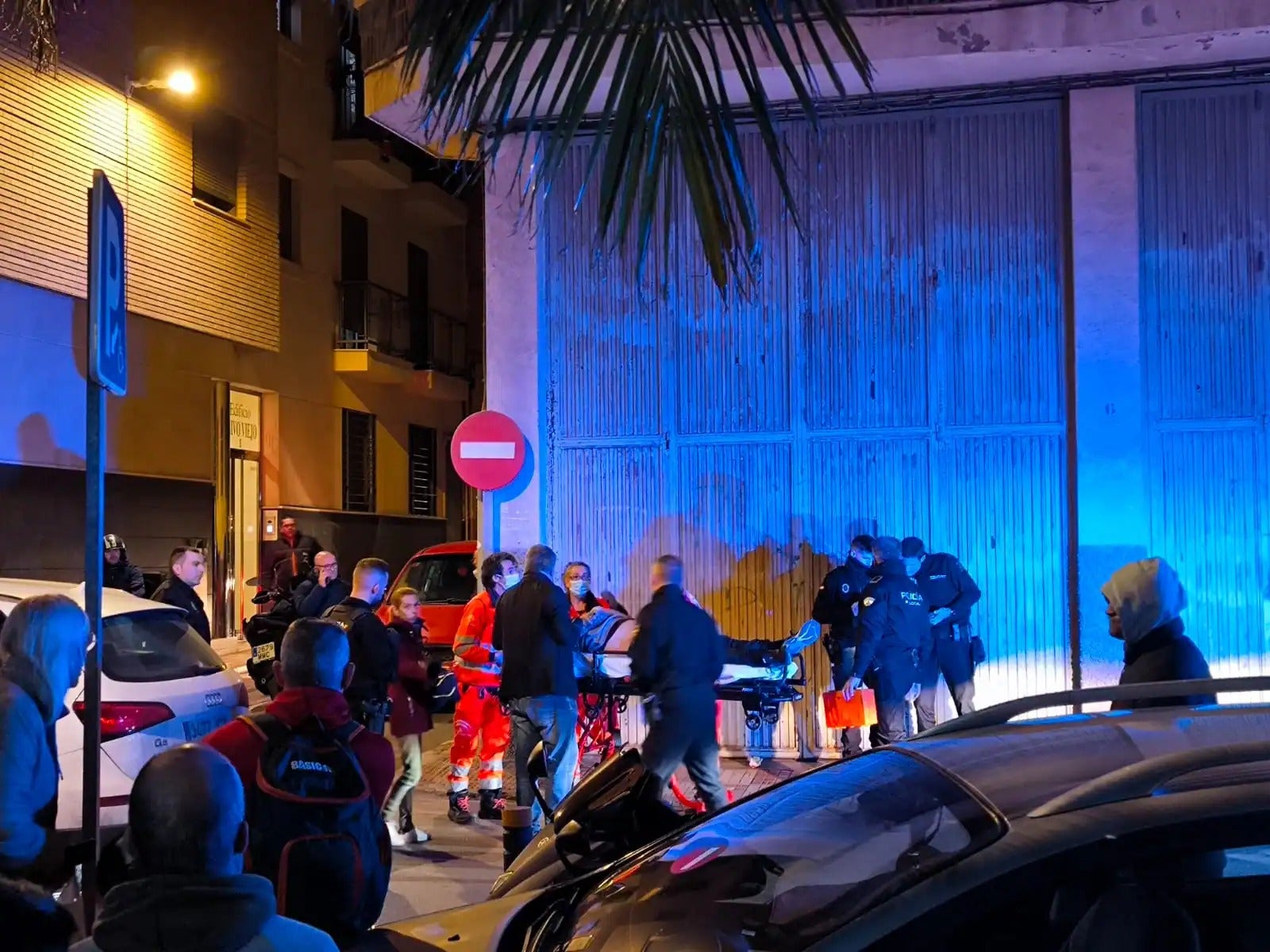 Los servicios sanitarios evacúan a la víctima.