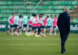 Pellegrini observa el entrenamiento.