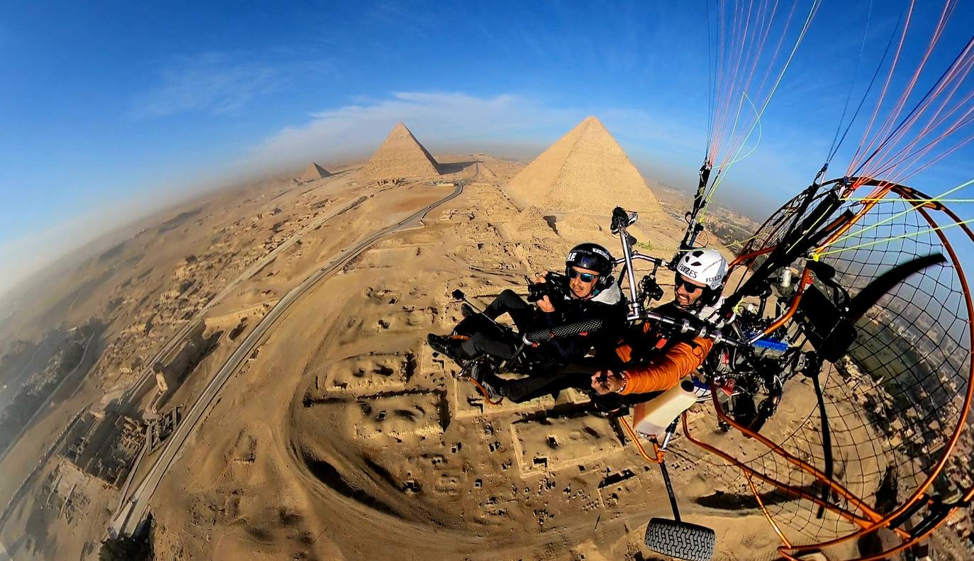 José Luis y César en uno de sus vuelos sobre las grandes pirámides de Giza.
