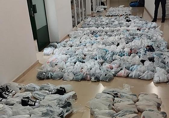 Los pares de zapatillas incautados por la Policía en Granada.
