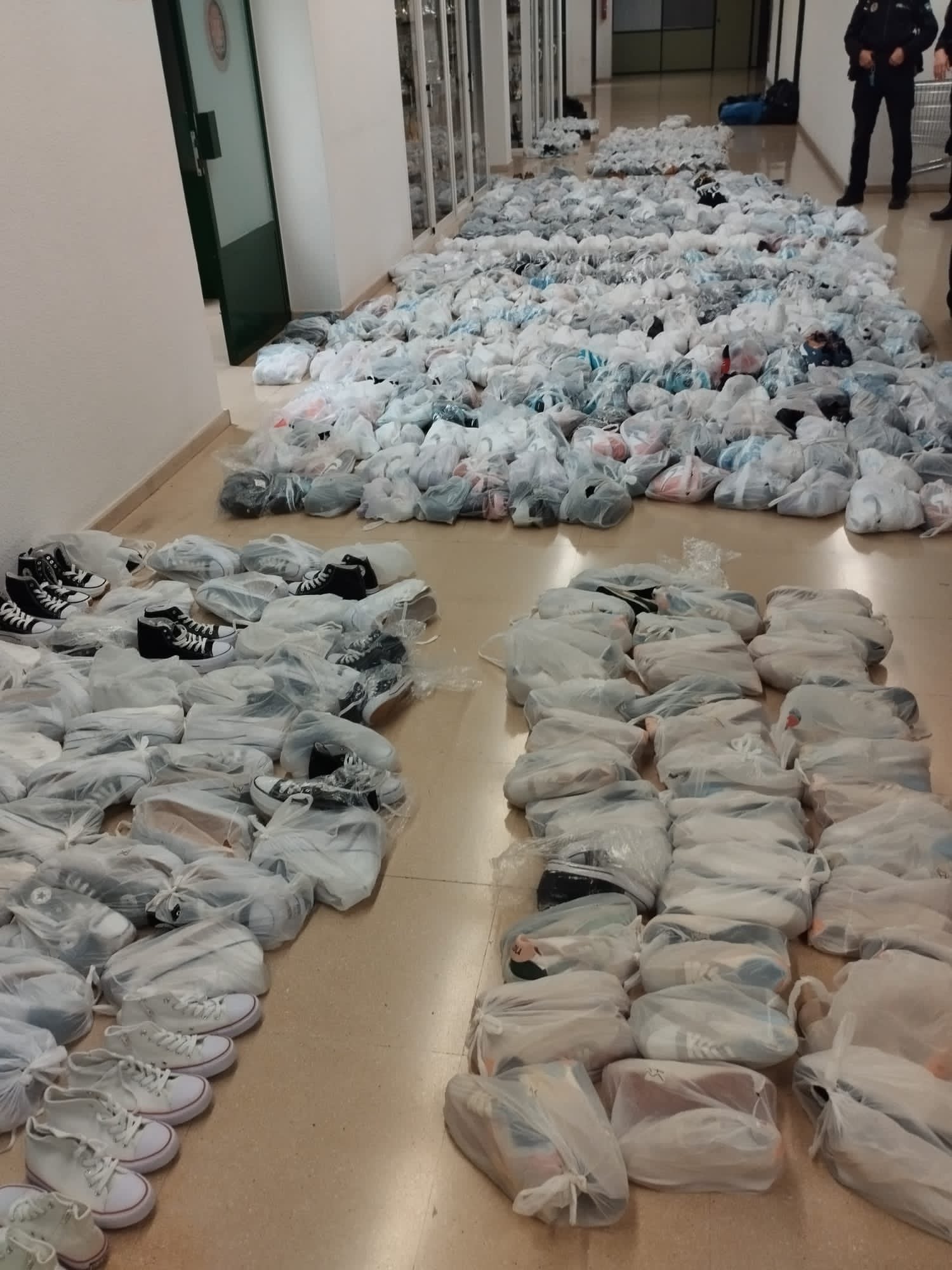 Los pares de zapatillas incautados por la Policía en Granada.