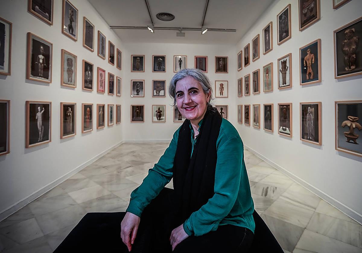 Cristina Megía, ante la instalación 'Canon', formada por 69 obras.