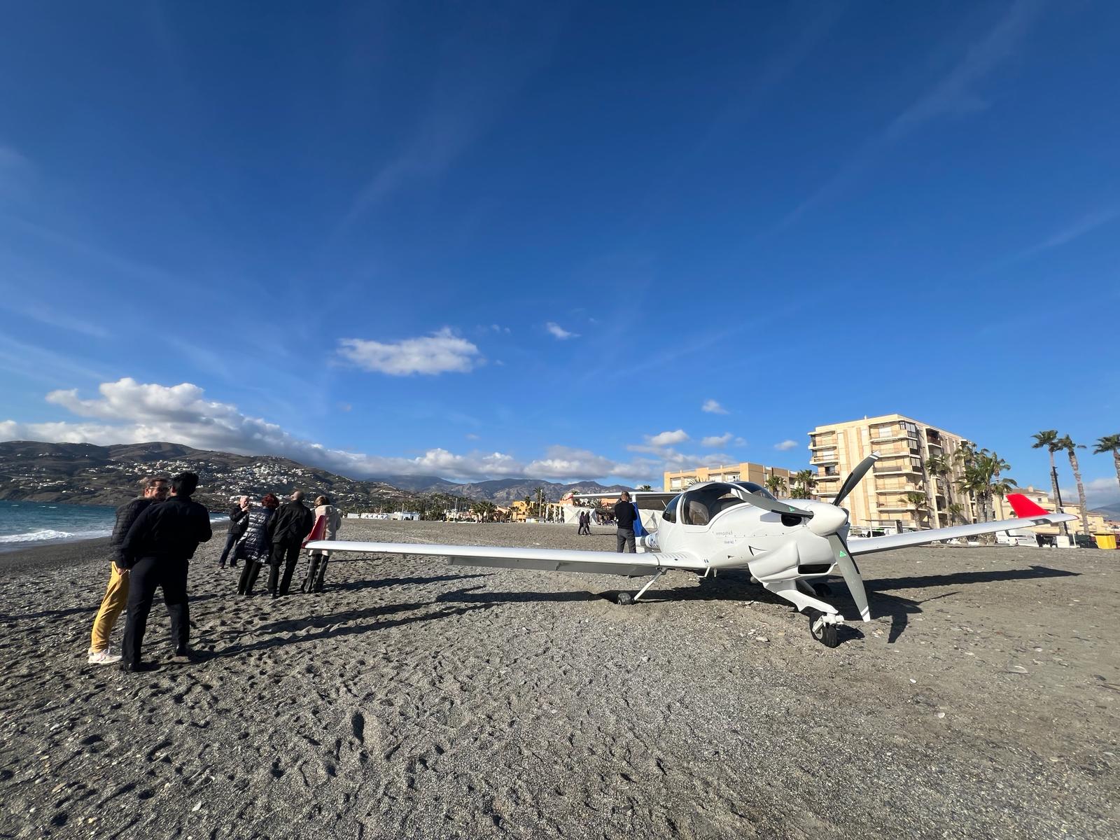 Las imágenes del aterrizaje de emergencia en una playa de Granada