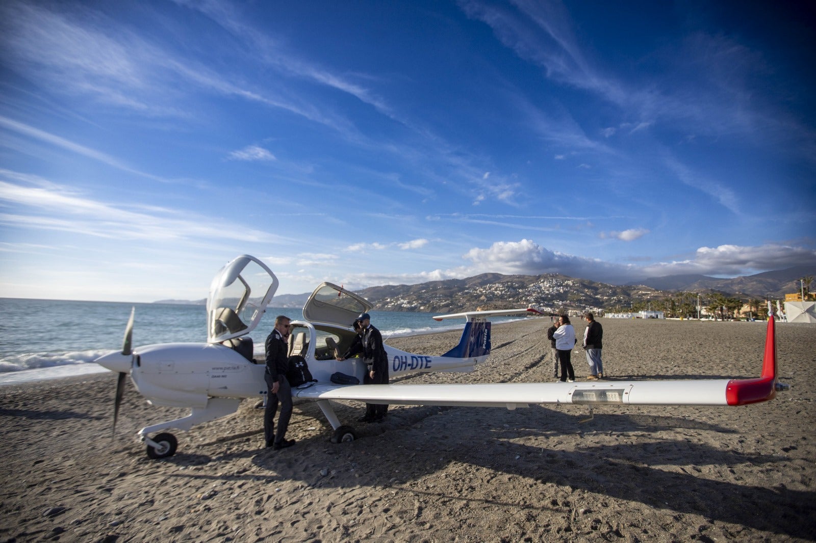 Las imágenes del aterrizaje de emergencia en una playa de Granada