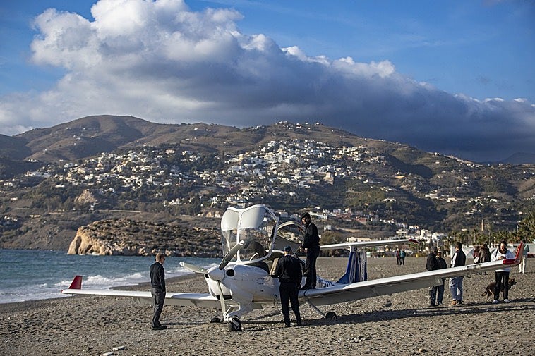 La avioneta que ha aterrizado en plena playa de Salobreña.