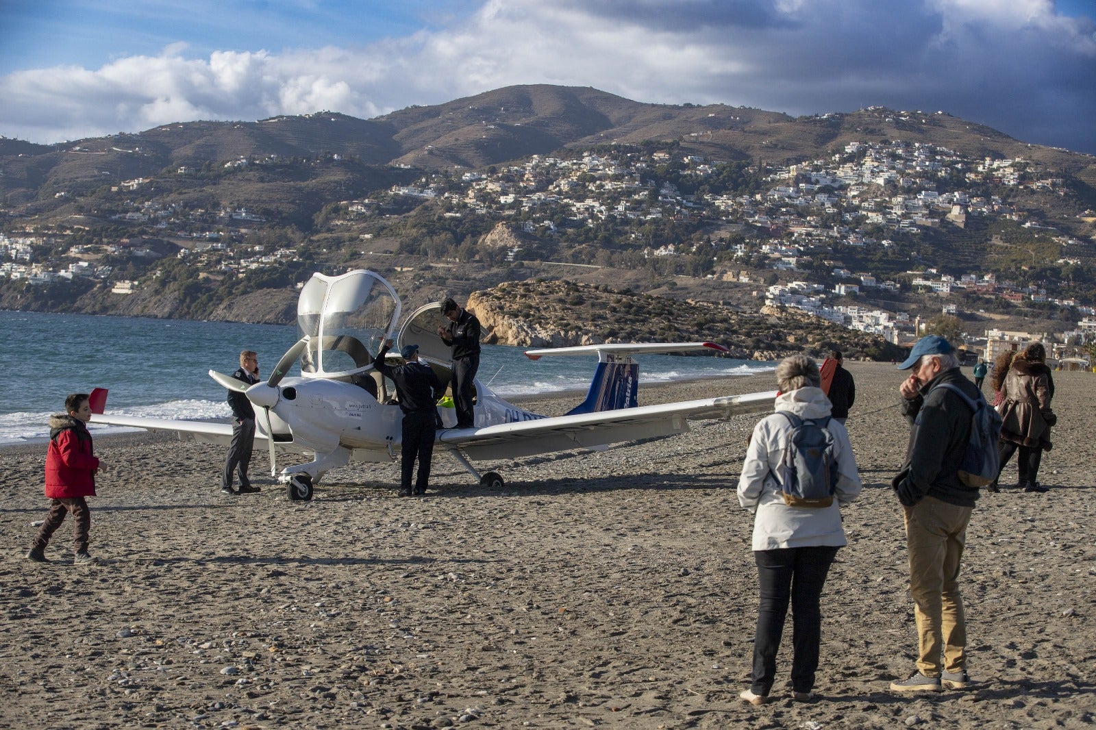 Las imágenes del aterrizaje de emergencia en una playa de Granada