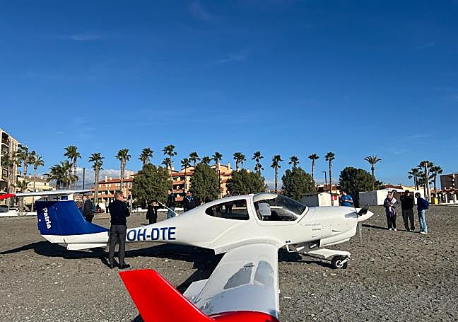 Las imágenes del aterrizaje de emergencia en una playa de Granada.