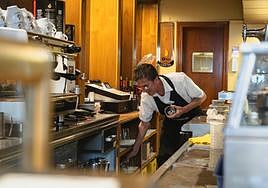 Un profesional en un establecimiento de hostelería.