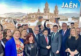 Paco Reyes y Moreno Bonilla, con representantes políticos de la provincia, en la última edición de Fitur.