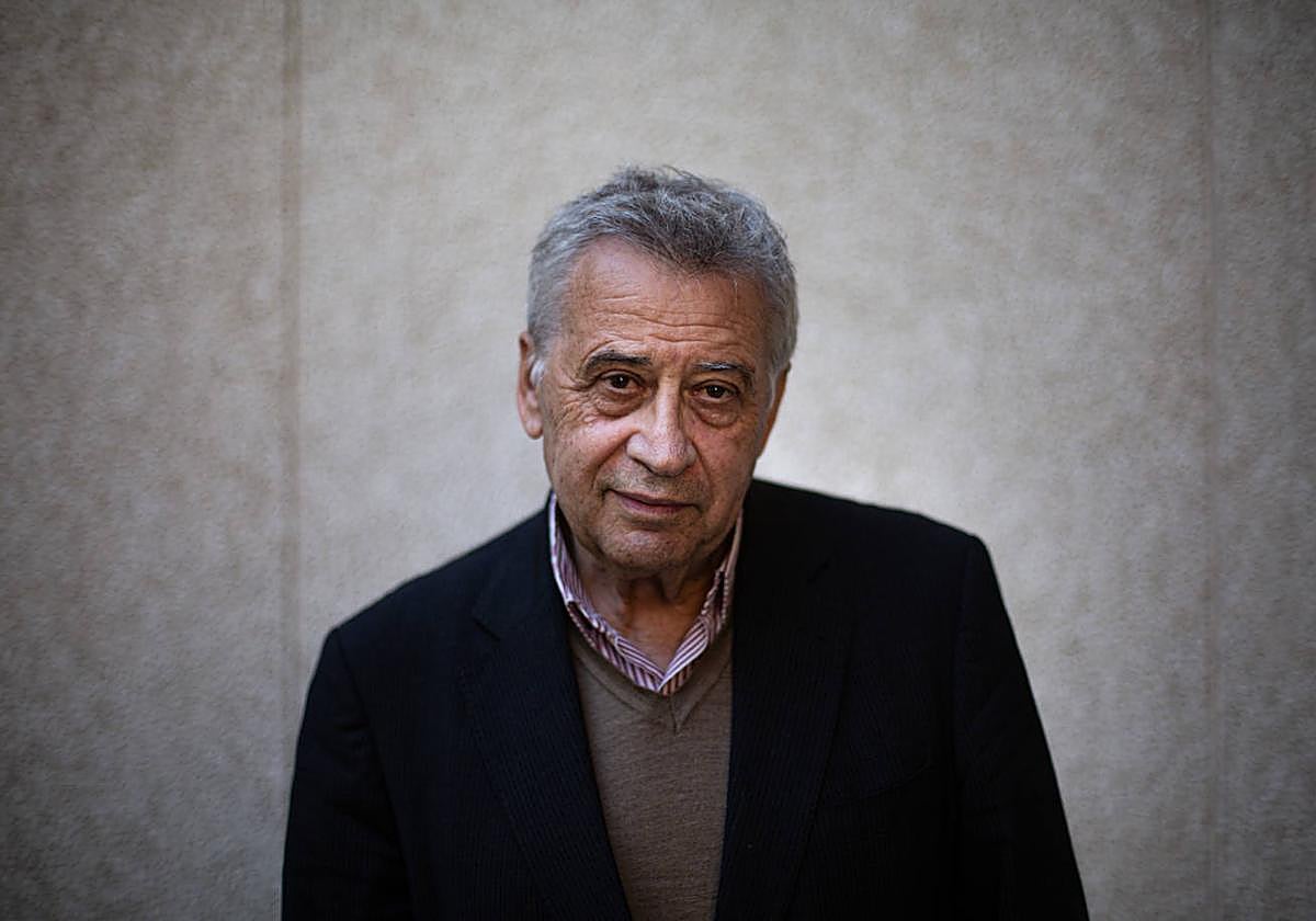 «Tiene una sonrisilla entre pícara y a la defensiva; que probablemente esconda una timidez calculada y un halo de misterio».