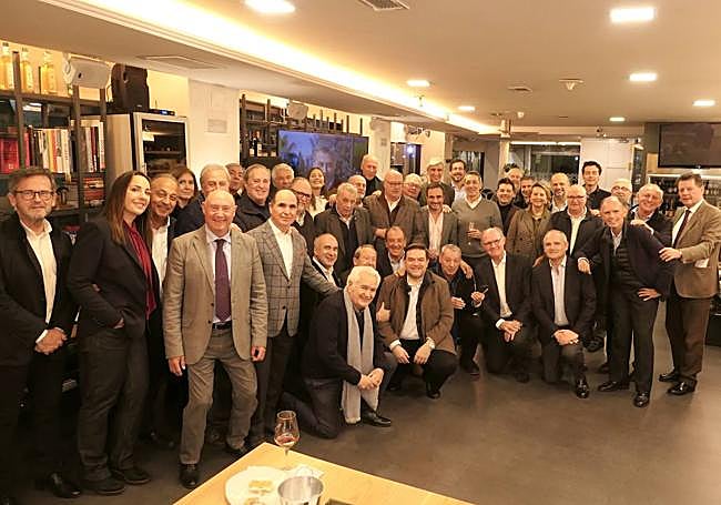 Un grupo de amigos organiza un cumpleaños sorpresa a Jerónimo Páez en el restaurante Oleum.