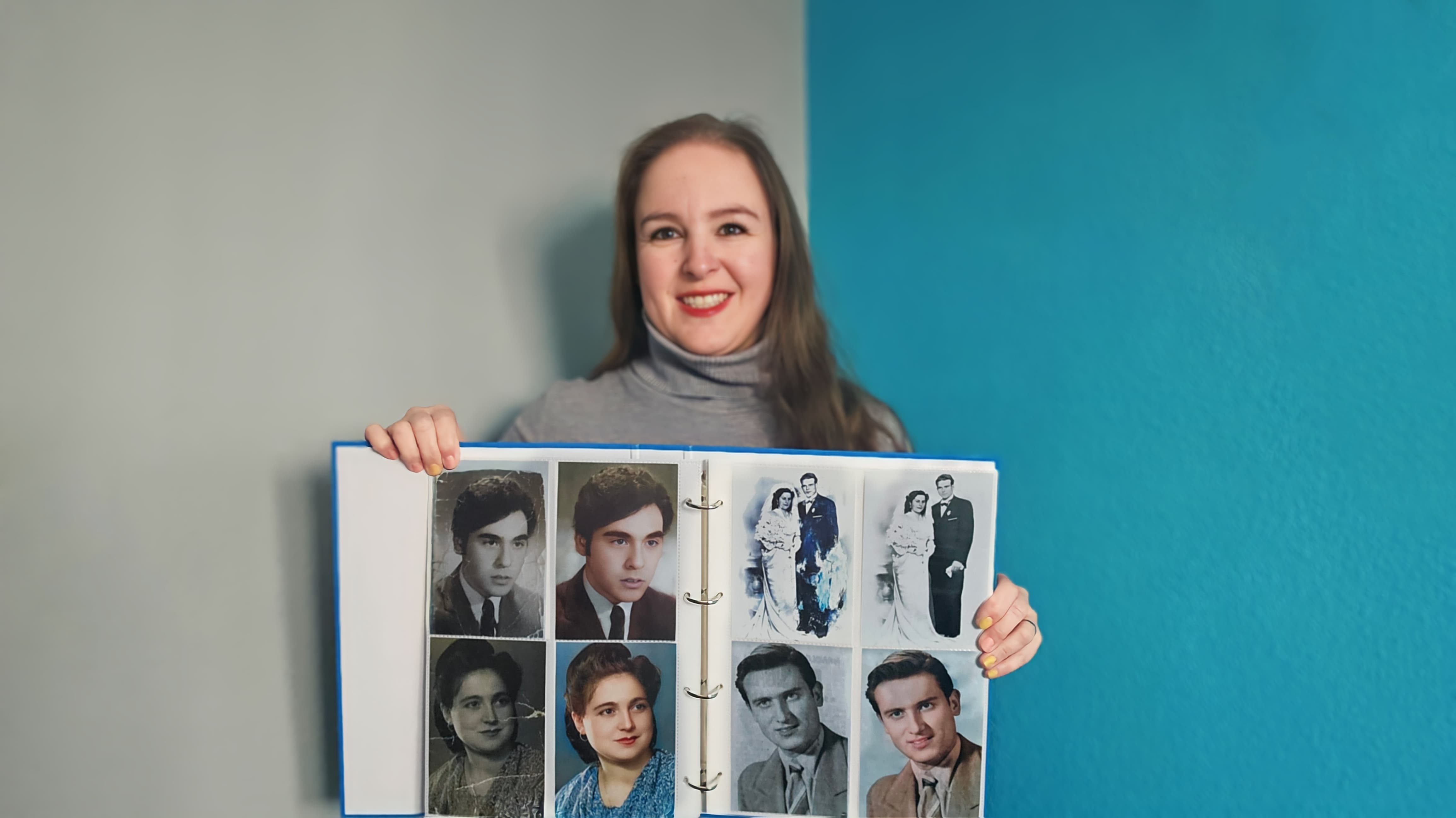 La restauradora Manuela posa con algunos de sus 'milagros' fotográficos.