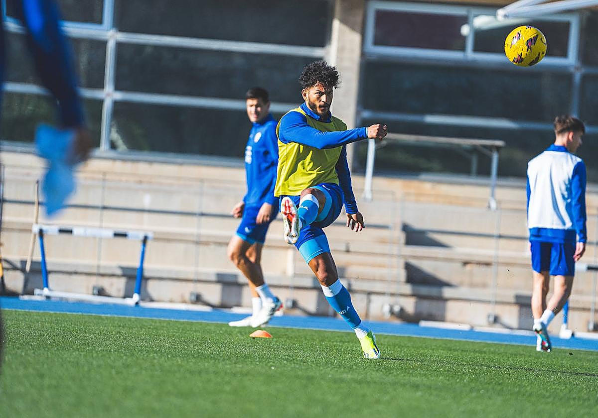 Luis Suárez remata con la pierna izquierda, lesionada el pasado 1 de octubre.