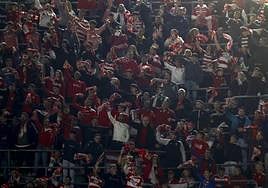 Aficionados del Granada, en la esquina del Benito Villamarín en la que se colocaron.