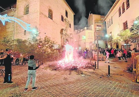 Lumbre organizada por la Asociación Tunerias, en la Plaza de La Merced.