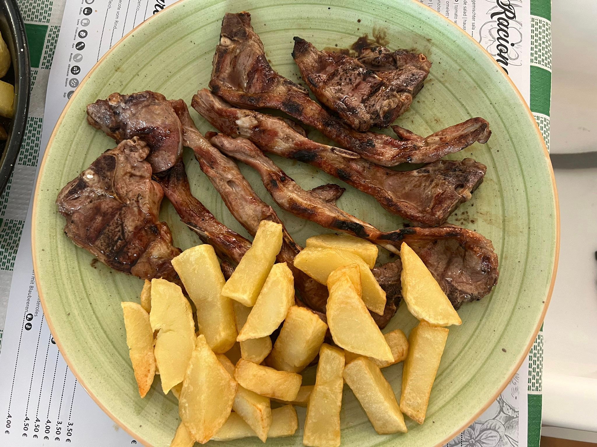 Chuletillas de Cordero a la brasa, especialidad de uno de los establecimientos del municipio.