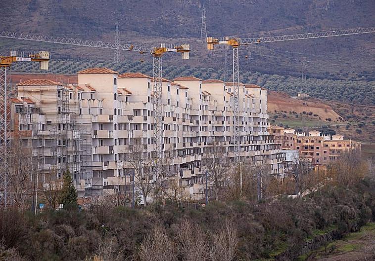Uno de los bloques de viviendas que quedaron sin terminar.