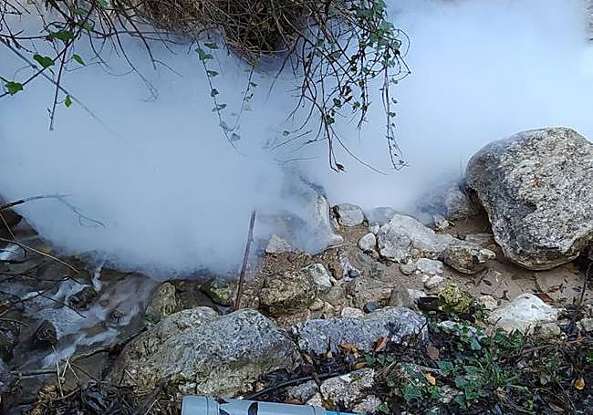 La espuma que ha ensuciado el agua.