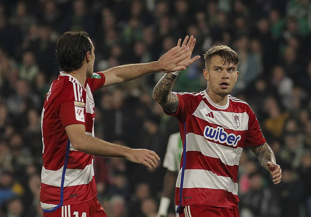 Ignasi Miquel choca la mano a Kamil Piatkowski tras una acción del partido.