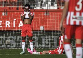 El delantero belga del Almería Largie Ramazani se lamenta durante el partido de LaLiga celebrado este domingo ante el Girona.