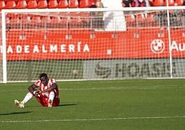 Dion Lopy se quedó sentado sobre el césped del Power Horse Stadium al acabar el partido.