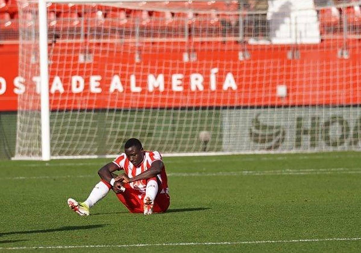 Dion Lopy se quedó sentado sobre el césped del Power Horse Stadium al acabar el partido.