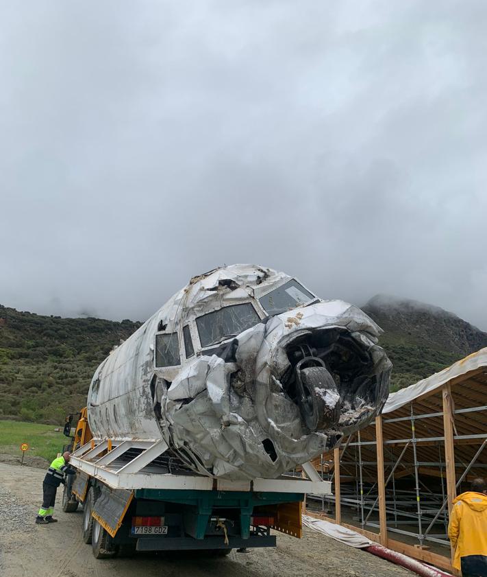 Imagen secundaria 2 - Estado actual de la Argumosa; momento de rodaje; y el día que se llevaron el fuselaje del cortijo. 