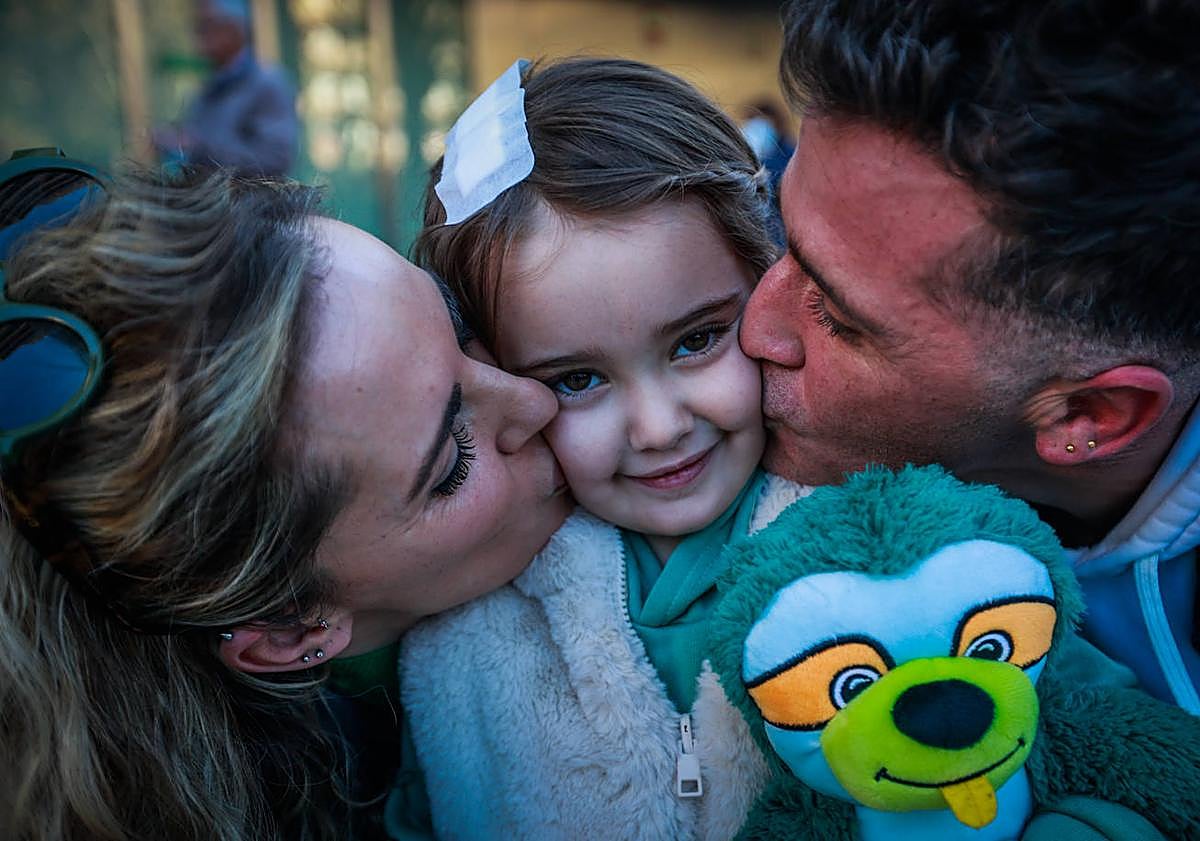 Imagen principal - La familia de Alodía con los profesionales del Materno Infantil.