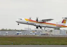 Un avión despegando desde el aeropuerto de Almería.