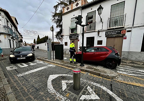 Un técnico echa una mano a los conductores durante la mañana del lunes.