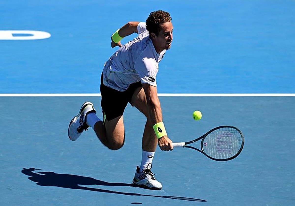 Roberto Carballés intenta llegar a una dejada