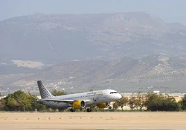Un avión de Vueling, en la pista del aeropuerto de Granada en una imagen de archivo.