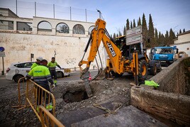 Obras de reparación al pie de la Cuesta del Chapiz el pasado sábado.