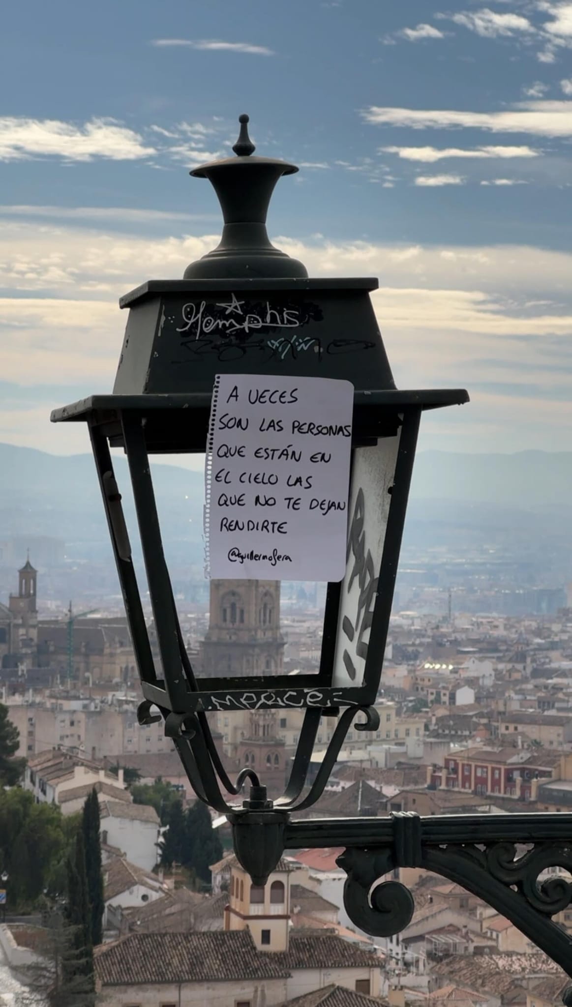 Uno de los mensajes pegados en Granada