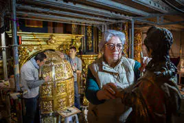 Los restauradores Alberto Carretero, Alberto Estrada y Pilar Aragón llevan diez meses trabajando en la restauración del retablo de la iglesia de las Comendadoras.